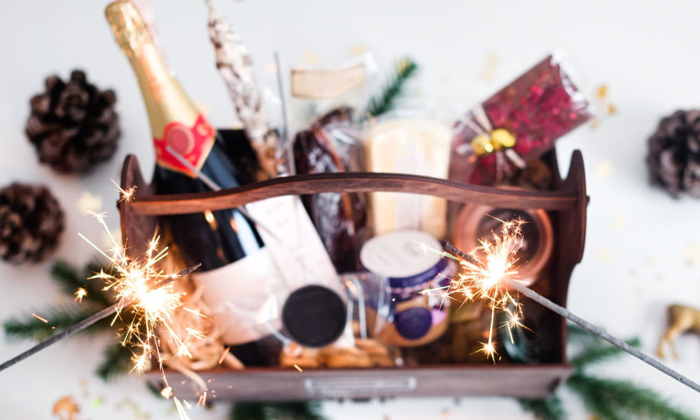 Weihnachtsgeschenke an Mitarbeitende überreichen