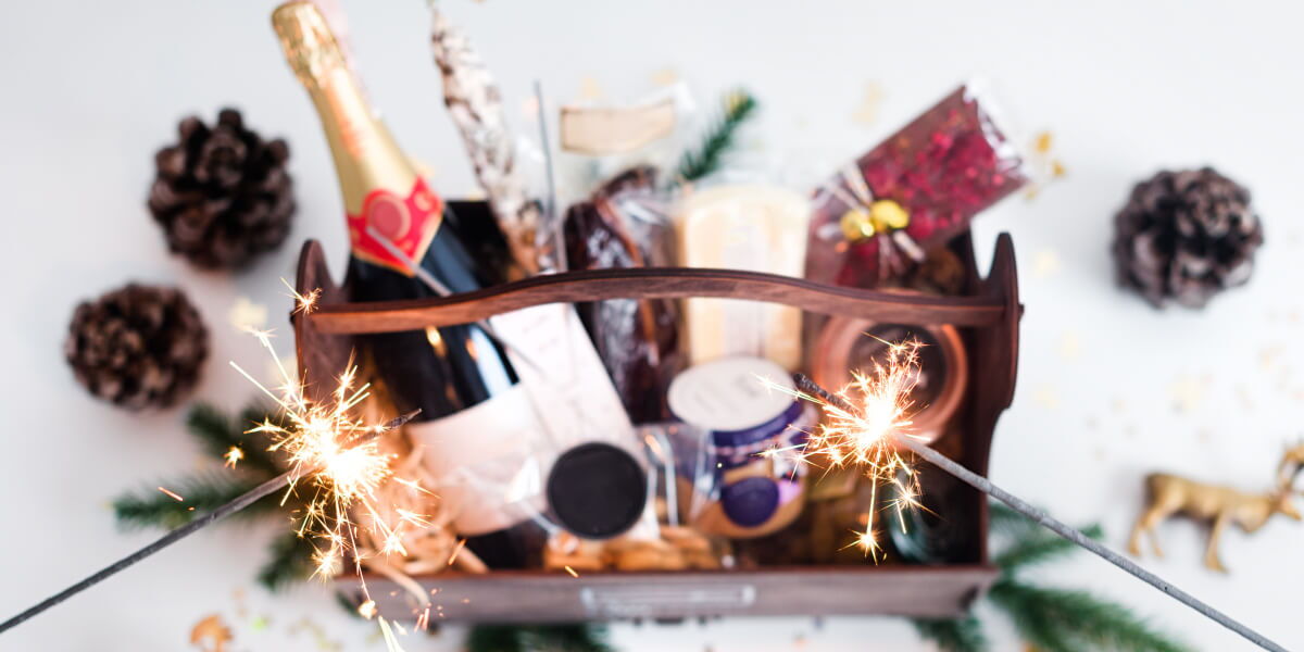 Weihnachtsgeschenke an Mitarbeitende überreichen